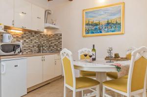 Kuchyňa alebo kuchynka v ubytovaní Villa Dubrovnik Chalets