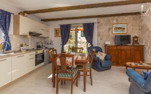 Kuchyňa alebo kuchynka v ubytovaní Villa Dubrovnik Chalets