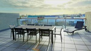 Foto da galeria de City Fringe Apartment with Sky Tower and City Views em Auckland