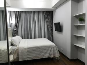 雅加達的住宿－Luxury 2 BR Condo at Casa Grande Residence - Kasablanka Mall，一间酒店客房,配有一张床和一台电视