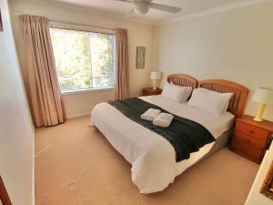 Säng eller sängar i ett rum på Kimberley Two - Nelson Waterfront Apartment