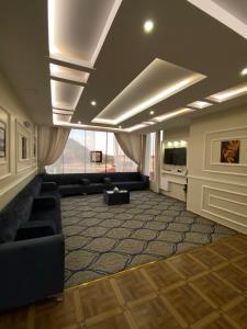 sala de estar con sofá y ventana grande en منتجع إطلالة السودة en Sawda