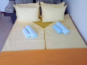 een bed met twee blauwe slippers erop bij SUNNY VIEW CENTRAL 3401 Studio Sunny Beach in Sunny Beach