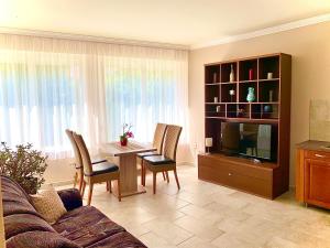 Televízia a/alebo spoločenská miestnosť v ubytovaní Balaton Apartman