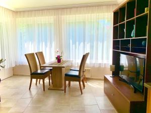 Televízia a/alebo spoločenská miestnosť v ubytovaní Balaton Apartman