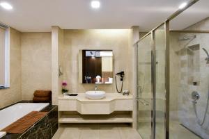 Bathroom sa Abogo Resort Villa Platium Da Nang