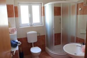 Et badeværelse på Apartments Glavaš