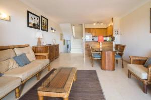 sala de estar con sofá y mesa en Casa a L’Estartit 100m playa, wifi.Vistas mar y piscina, en L'Estartit