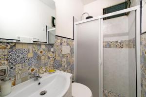 Un baño con inodoro, lavabo y ducha. en Casetta Fè nel cuore di Positano, en Positano 11 fotos más