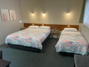 坎珀卡斯卡德汽车旅馆客房内的一张或多张床位