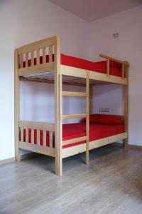 Двухъярусная кровать или двухъярусные кровати в номере The Golden Rooster