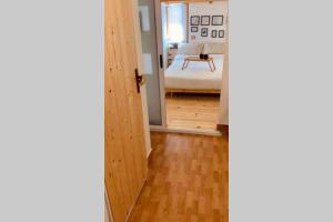 Ein Zimmer mit einer Tür zu einem Schlafzimmer mit einem Bett in der Unterkunft Malavoglia Suite 18 in Aci Castello
