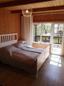 Säng eller sängar i ett rum på Rytebłota Resort & Spa