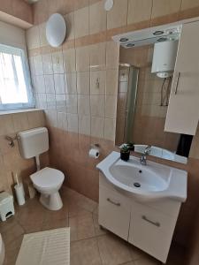 A bathroom at Lea apartman