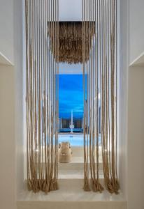 Cette chambre dispose d'une fenêtre offrant une vue sur l'océan. dans l'établissement Evais Boutique Houses & Luxury Suites, à Karistos