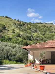 a house with a patio with a mountain in the background at Agriturismo Torre Ercolana in Anagni