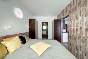 A bed or beds in a room at Seaside Luxury Apartment - Sarafovo
