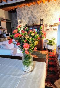 un vaso di fiori su un tavolo in una camera da letto di Appartamento rustico Lucca stazione a Lucca