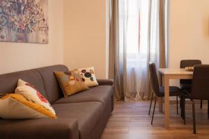 uma sala de estar com um sofá e uma mesa em Nel cuore di Orvieto em Orvieto