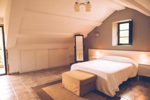 Un dormitorio con una gran cama blanca y una ventana en PARADA DE FRANCOS en Teo