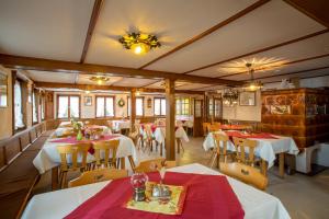 - un restaurant avec des tables et des chaises dans une salle dans l'établissement ThälerHäusle, à Furtwangen im Schwarzwald