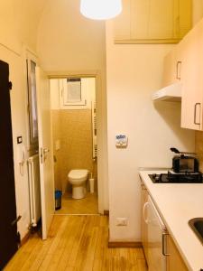 een keuken met een wastafel en een toilet in een kamer bij Appartamento Maggiore in Bologna