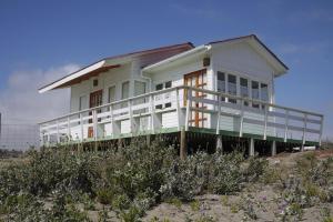 una gran casa blanca en la playa en Las Hualas, en Punta de Choros