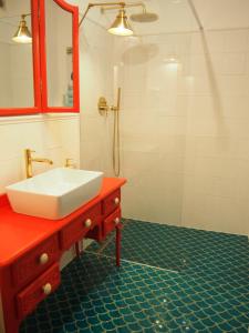 W łazience znajduje się biała umywalka i prysznic. w obiekcie Apartament Wakacje i rowery gratis w Ostródzie