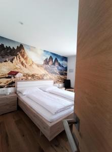 een slaapkamer met een muurschildering van een berg bij Alpine Deluxe 2.0 in Riscone