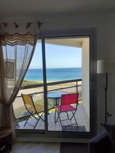 キブロンにあるAppartement d'une chambre a Quiberon a 50 m de la plage avec vue sur la mer balcon amenage et wifiのバルコニー(テーブル、椅子付)が備わる客室です。