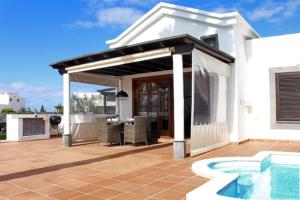 The swimming pool at or close to Casa Amelia