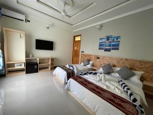 TV a/nebo společenská místnost v ubytování Ocean Waves Inn