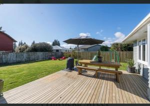 Κήπος έξω από το Cosy family home with a sunny deck