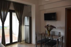 TV a/nebo společenská místnost v ubytování Anthemis Apartment