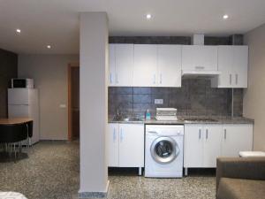 Η κουζίνα ή μικρή κουζίνα στο Apartamentos Abastos