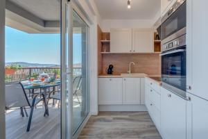 Kuchyň nebo kuchyňský kout v ubytování Apartman Bonaca