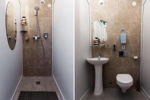 y baño con ducha, aseo y lavamanos. en Apartaments Morskaya Feeriya, en Sevastopol