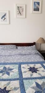 Cama ou camas em um quarto em Andorinho Sea View Apartment