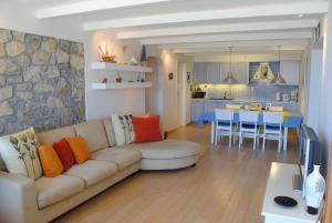 a living room with a couch and a kitchen at Villa Thea in Ancient Epidauros