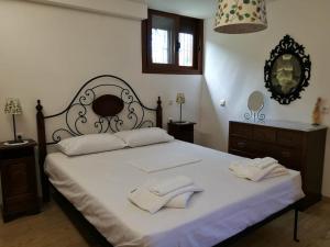 1 dormitorio con 1 cama grande y 2 toallas. en Villa Thea en Ancient Epidavros