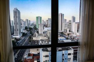uma vista da cidade a partir de uma janela em Rede Andrade LG Inn no Recife