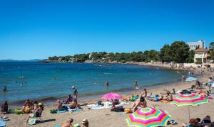 a crowd of people on a beach with umbrellas at T2 (38m2) BOULOURIS -St RAPHAEL, 150 mètres de la mer in Saint-Raphaël +9 photos