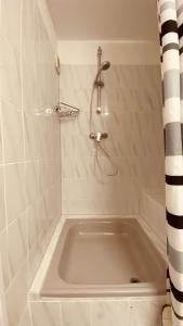 eine weiße Badewanne im Bad mit Dusche in der Unterkunft Moin.Moin 2 in Grömitz