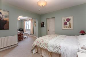 ein Schlafzimmer mit einem großen Bett und einem Fenster in der Unterkunft Sunville Bed And Breakfast in Ballycotton