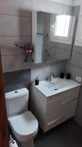 Koupelna v ubytování PLAYA PUERTO TAZACORTE Modern Beach Apartment