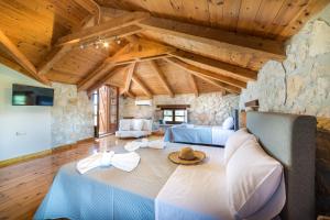 ein Schlafzimmer mit einem Bett in einem Zimmer mit Holzdecken in der Unterkunft Abeloklima superior apartment in Vasilikos