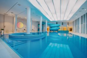 Bazén v ubytovaní Crystal Mountain Hotel Wisła alebo v jeho blízkosti
