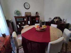 un comedor con una mesa con un bol de fruta. en MovidaBlablabla en Bari