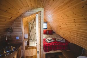 Кровать или кровати в номере Highland & Transylvania Glamping Pods