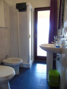 a bathroom with a toilet and a sink and a tub at B&B Casa Di Pam in Scicli